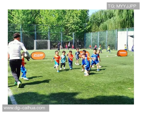 足球队长转战篮球场展现帅气风采引发热议